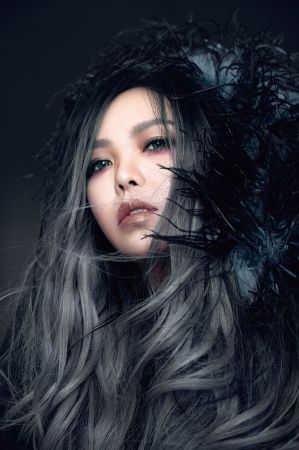 羽毛帽飾,Prada;針織拼貼裝飾上衣,J.W.Anderson@Onefifteen。