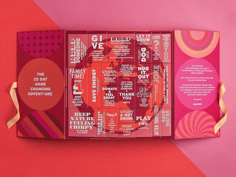 The Body Shop 2017經典聖誕倒數月曆內盒可排成地球圖案,上頭字句還有小任務,在聖誕節來臨前,每天做一件對地球有愛的事情。