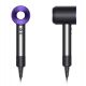 Dyson Supersonic吹風機神秘黑限定盒裝版,以黑色皮質外盒,搭配黑紫色吹風機,限時限量體驗。NT16,200。