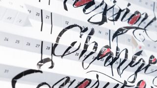 幾不喇狄賽Jibu Le Design【新手學英文書法的第一堂課:Engrosser’s Script】充滿意外的幾不王!偶然、斷斷續續一直到現在出版了新書,從優雅的古老技藝看見了書寫的幽默,擅長書寫銅板體(Copperplate Script)等西洋書法字體,目前從事西洋書法教學與相關的設計接案,近期亦推出新書,介紹沾水筆技法的應用。