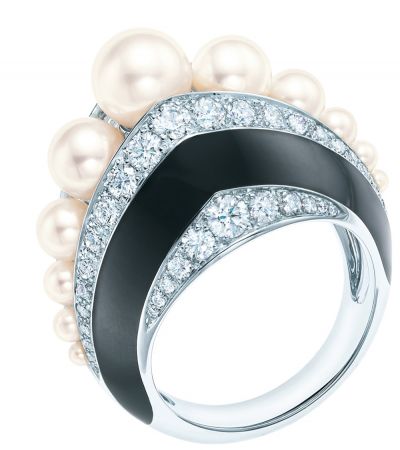 Tiffany 18K白金鑲嵌鑽石與珍珠黑色亮漆戒指(Margot Robbie 瑪格羅比佩戴款) NT$1,090,000