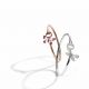 Gucci Floral系列,18K玫瑰金琺瑯彩繪蝴蝶與馬銜手鐲,NT92,900。/ Gucci Floral系列,18K白金蝴蝶與馬銜鑲鑽手鐲(0.9克拉),NT217,400。