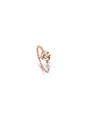 Piaget Rose 系列,雕刻玫瑰指環18K 玫瑰金 鑲嵌單顆圓形美鑽(約0.03克拉)及單顆 Akoya 珍珠,NT42,000元。