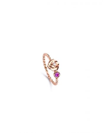 Piaget Rose 系列,雕刻玫瑰指環18K 玫瑰金 鑲嵌單顆圓形美鑽(約0.03克拉)及單顆粉紅色藍寶石(約0.12克拉),NT43,500元。