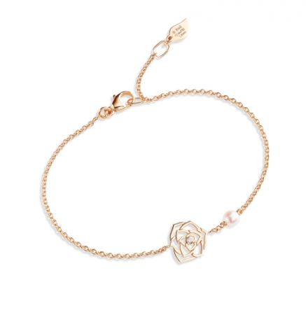 Piaget Rose 系列,蕾絲玫瑰手鍊18K 玫瑰金 鑲嵌單顆圓形美鑽(約0.01克拉)及單顆 Akoya 珍珠,NT39,000元。