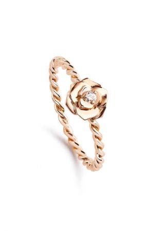Piaget Rose 系列,雕刻玫瑰指環18K 玫瑰金 鑲嵌單顆圓形美鑽(約0.03克拉),約NT33,500起。