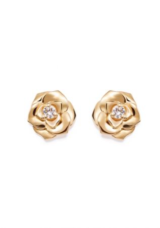 Piaget Rose 系列,雕刻玫瑰耳環18K 玫瑰金 鑲嵌2顆圓形美鑽(約0.06克拉),NT43,500元。