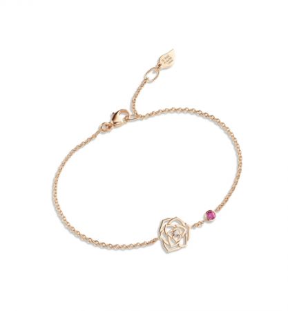 Piaget Rose 系列,蕾絲玫瑰手鍊18K 玫瑰金 鑲嵌單顆圓形美鑽(約0.01克拉)及單顆粉紅色藍寶石(約0.10克拉),NT40,000元。