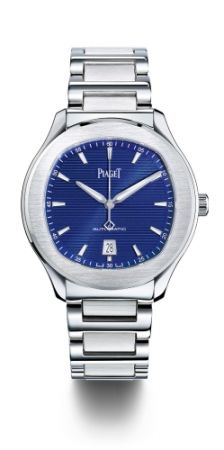 Piaget Polo S 大三針腕錶,42mm,精鋼錶殼/藍寶石水晶底蓋/藍色錶盤,鑲貼塗上夜光材質(Superluminova)的銀色時標,搭載伯爵製1110P自動上鏈機芯:時、分、秒,日期顯示設於6時位置,深灰色擺陀,厚9.4mm,防水 100米,精鋼鏈帶搭配折疊式錶釦,NT352,000元。
