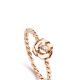 Piaget Rose 系列,雕刻玫瑰指環18K 玫瑰金 鑲嵌單顆圓形美鑽(約0.03克拉),約NT33,500起。