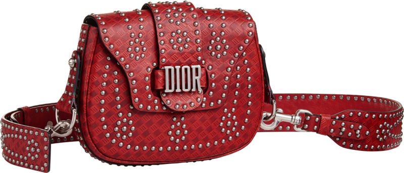 牛皮花朵釘飾大型馬鞍包,Dior,NT130,000。