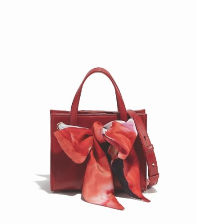 蝴蝶結裝飾小牛皮肩背包,Salvatore Ferragamo,NT49,900。