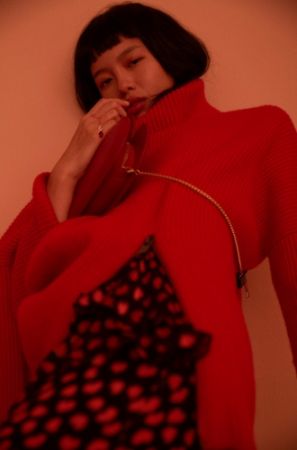 1. 側開拉鏈高領針織衫,All Saints,NT11,300。2. 紅心印花荷葉連衣裙,Alice + Olivia,NT25,900。3. 心型皮革鍊帶包,Lulu Guinness,NT9,280。4. 梨形墜飾水鑽項鍊,Swarovski,NT4,990。