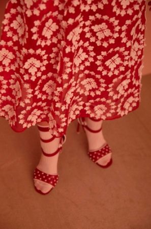 1. 蕾絲緹花連衣裙,Miu Miu,NT153,500。2. 鉚釘裝飾高跟鞋、針織條紋襪,both by Valentino,NT36,000、NT4,600。