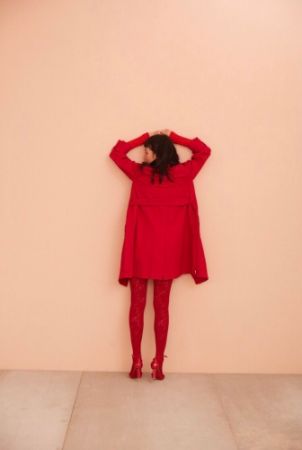 1. 翻領風衣外套,Marc Jacobs,NT39,900。2. 羅紋針織上衣,Douchanglee,NT5,080。3. 針織編花褲襪,Gucci。4. 漆皮繫帶尖頭高跟鞋,Salvatore Ferragamo,NT29,900。5. 愛心水鑽雙色手鍊,Swarovski,NT3,490。6. 愛心水鑽鑲飾手鍊,Swarovski,NT4,990。