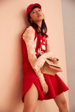 1. 暈染高領上衣,CÉLINE。2. 格紋針織背心,Miu Miu。3. 羊毛混絲短裙,Dior,NT70,000。4. 文字棒球帽,Tommy Hilfiger,NT1,980。5. 珐瑯圈型耳環,CÉLINE,NT17,000。6. 金屬 Logo 肩背包,Fendi。