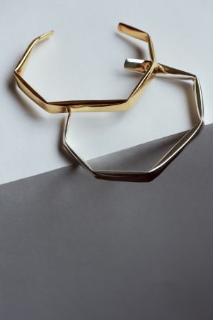 誠品生活AXES|NIZA HUANG JEWELLERY|Fold Bangle手環|金色 特價8,000元,原價10,000|銀色 特價7,040元,原價8,800元。