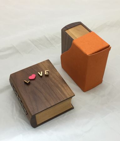 誠品生活松菸店|聽見幸福|情人小書音樂盒|特價4,960元(2組),原價5,960元。