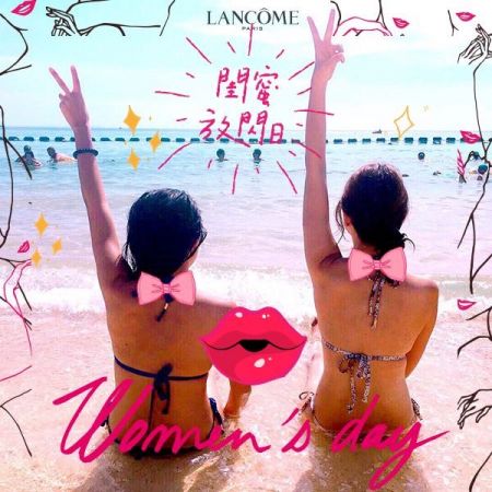 點選蘭蔻女人節活動網站後,上傳閨蜜照,並將照片套上蘭蔻女人節專屬邊框;於臉書分享、tag一位好友並註明hashtag「蘭蔻女人節閨蜜放閃日」,即可憑此照片PO文於全台蘭蔻櫃上,兌換「瑰蜜永存花」。