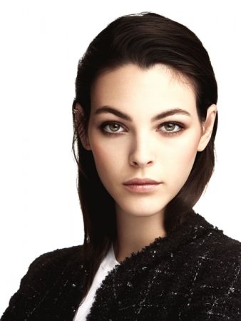 香奈兒雪紡輕紗完美持久粉底SPF15人物主視覺