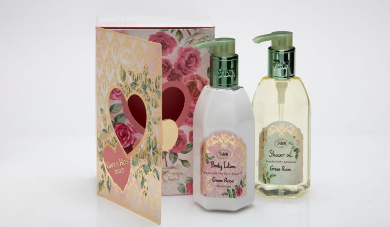 SABON【以色列綠玫瑰 沐浴保養組】NT.1,980沐浴保養組精緻的包裝,配合暢銷全球的以色列綠玫瑰香氛,將每天的沐浴變成專屬媽媽的舒壓時刻,你的最愛,值得最好的寵愛,組合包含:以色列綠玫瑰沐浴油250ml +以色列綠玫瑰身體乳250ml
