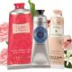 ’OCCITANE歐舒丹【人氣手霜組】NT.1,550玫瑰皇后美甲護手霜75ml+乳油木護手霜30ml+橙花&蘭花護手霜30ml< 價值:NT.1,680 >Maison Francis Kurkdjian【À la rose愛戀玫瑰 精選組合】NT.7,000淡香精70ml+護手霜+香氛蠟燭35g< 價值:NT.8,460 >