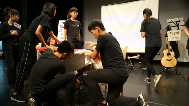 「你會知道你要站在全體的眼光去思考你的工作內容,而不是只把自己當一個搬道具的人。」──定芳,青藝盟團長(圖片來源:第十七屆花樣謝幕影片)