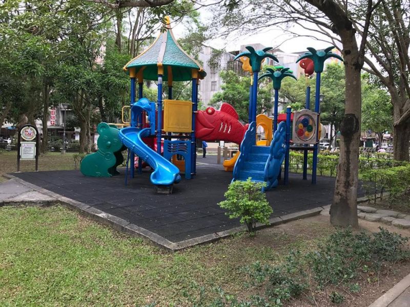 南港玉成公園原先採用的罐頭化遊具