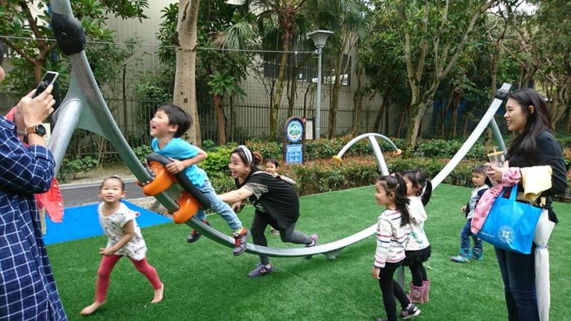 改建後出現創新的U型滑軌,像是小小孩的海盜船