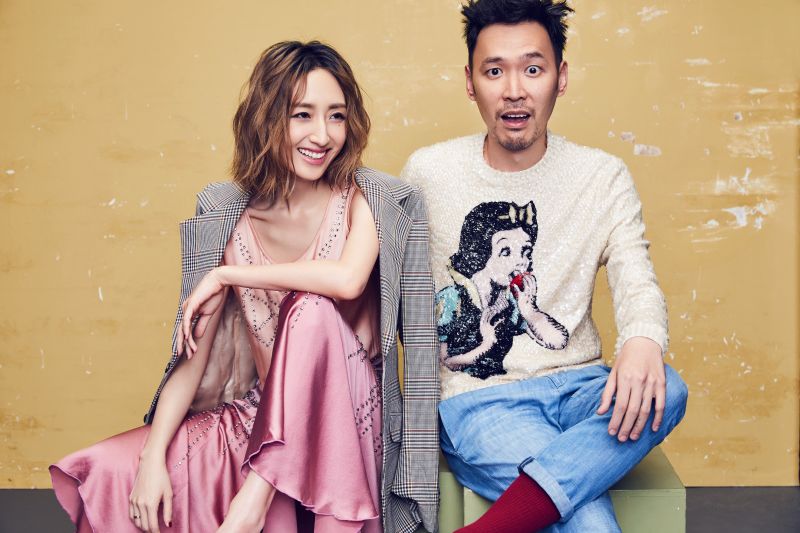 鑽飾緞面洋裝、格紋西裝外套,both by Gucci(柯佳嬿)亮片秀飾圖案針織上衣、刷色丹寧褲,both by Gucci(張少懷)。