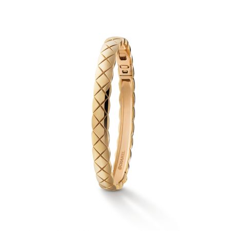2018年新款"COCO CRUSH "手環18K Beige米色金。建議售價NTD230,000元
