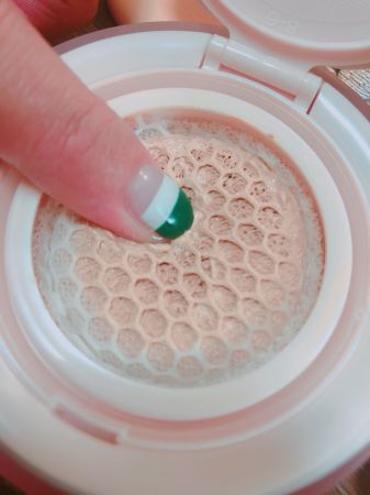 Clio「極透裸光蜂巢氣墊粉餅」在氣墊中注入了70%的保濕精華,一壓就爆水,保濕力驚人。