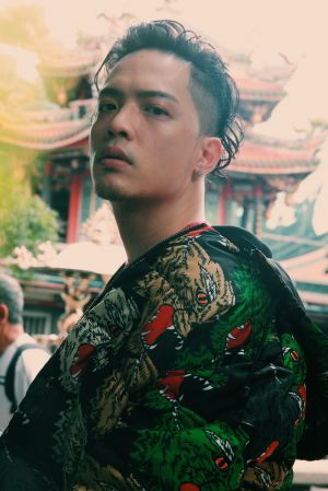圖案繡飾紅色 T-shirt,Christian Dada;格紋襯衫、彩色豹圖樣羽絨外套,both by Gucci。
