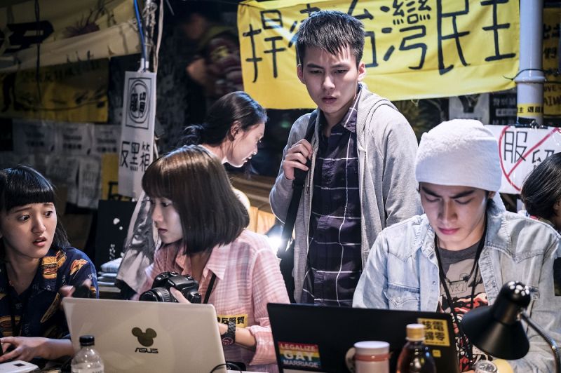 《他們在畢業前一天爆炸2》中,成揖成為法律的擁護者,希望能在體制內進行改變