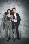 吳慷仁:黑色雙排扣西裝外套、黑色直筒褲、白色襯衫,all by Dior。黑色綁帶皮鞋,agnès b.。姚以緹:斗篷式格紋西裝、格紋闊腿褲、黑白拼色平頭靴,all by Loewe。黑色細肩帶背心,私人提供。