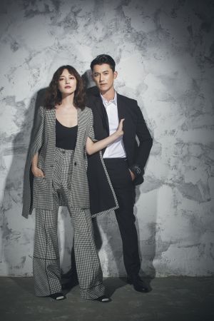 吳慷仁:黑色雙排扣西裝外套、黑色直筒褲、白色襯衫,all by Dior。黑色綁帶皮鞋,agnès b.。姚以緹:斗篷式格紋西裝、格紋闊腿褲、黑白拼色平頭靴,all by Loewe。黑色細肩帶背心,私人提供。