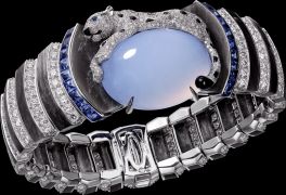 Cartier Royal美洲豹頂級珠寶系列藍玉髓手環鉑金,一顆重42.89克拉的凸圓形切割藍玉髓,藍寶石,黑曜岩,縞瑪瑙,圓形明亮式切割鑽石,參考價格約NT$ 27,500,000 此作品上的美洲豹強悍而優雅,魅力四射,彷彿隨時預備從精密的幾何形狀中一躍而出。這貓科動物王者守護著一顆重達42.89克拉的凸圓形玉髓,玉髓清澈的色澤與黑白的對比互相輝映,可見卡地亞已將幾何造型和自然風格兩大元素以全新方式融為一體。