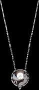 Panthère Mystérieuse頂級珠寶美洲豹墜式腕錶18K白金,鑽石,縞瑪瑙,瑪瑙,黑曜岩,祖母綠豹眼,搭載卡地亞9981 MC型工作坊精製手動上鍊機械機芯,神秘小時及分鐘顯示。獨一珍品,參考價格約NT$ 29,400,000 栩栩如生的美洲豹歇憩錶盤上,圓弧錶盤上交替鑲嵌著鑽石與黑曜石,美洲豹生動的神情,彷彿守護著錶盤看著時間的流逝。
