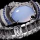 Cartier Royal美洲豹頂級珠寶系列藍玉髓手環鉑金,一顆重42.89克拉的凸圓形切割藍玉髓,藍寶石,黑曜岩,縞瑪瑙,圓形明亮式切割鑽石,參考價格約NT$ 27,500,000 此作品上的美洲豹強悍而優雅,魅力四射,彷彿隨時預備從精密的幾何形狀中一躍而出。這貓科動物王者守護著一顆重達42.89克拉的凸圓形玉髓,玉髓清澈的色澤與黑白的對比互相輝映,可見卡地亞已將幾何造型和自然風格兩大元素以全新方式融為一體。