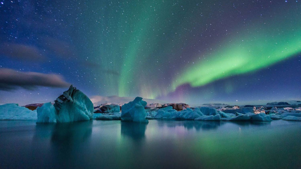 最佳避暑旅遊地點！跟所愛之人一起去冰島看極光吧