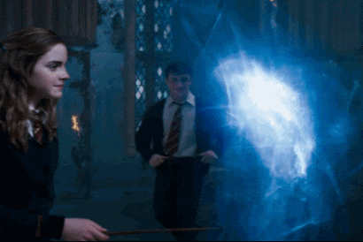 在《鳳凰會的密令》中，施展護法咒的妙麗