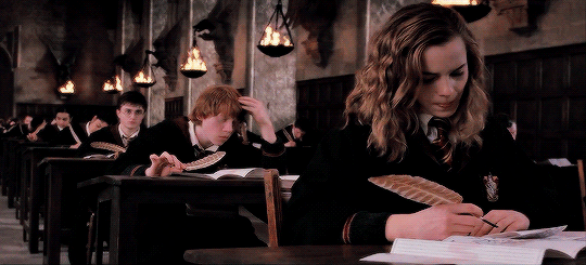 電影中妙麗、哈利和榮恩的學習狀況形成強烈對比