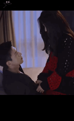 李現與周雨彤的沙發床戲相當火辣。 李現與周雨彤的沙發床戲相當火辣。