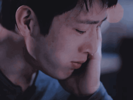 井柏然吃牛排哭戲精湛,連導演都被他的表演觸動。 井柏然吃牛排哭戲精湛,連導演都被他的表演觸動。